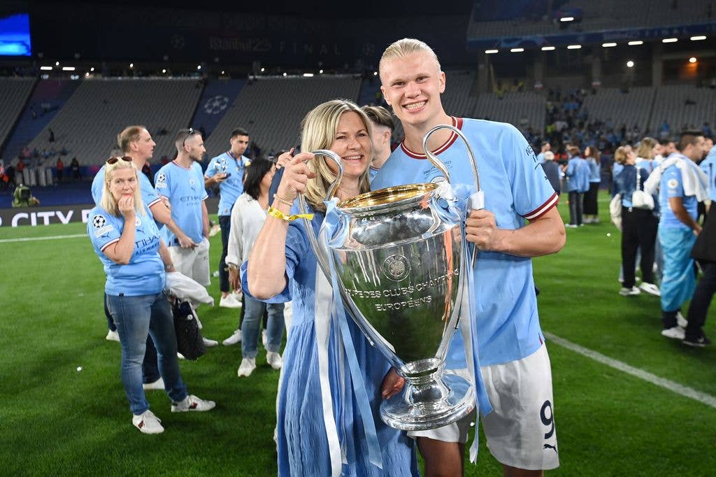 Erling Haaland of Manchester City poses for a photo with Gry Marita Braut and the UEFA Champions League trophy after the team's victory during the UEFA Champions League 2022/23 final match between FC Internazionale and Manchester City FC at Ataturk Olympic Stadium on June 10, 2023 in Istanbul, Turkey