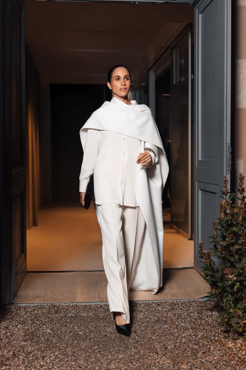 Photo © 2025 Best Image/The Grosby Group

Paris, France  October 4, 2025

Meghan Markle, the Duchess of Sussex, was spotted arriving at Sugaar restaurant in Paris, looking stunning in an elegant black dress. This marks her return to the entertainment industry after 8 years, as she prepares to film for Close Personal Friend  The Story of an Ordinary Couple, alongside Lily Collins, Jack Quaid, and Brie Larson.
***
Meghan Markle, la duquesa de Sussex, fue vista llegando al restaurante Sugaar en París, luciendo hermosa con un elegante vestido negro. Este es su regreso a los estudios después de 8 años, mientras se prepara para rodar en Close Personal Friend  La Historia de un Pareja Ordinaria, junto a Lily Collins, Jack Quaid y Brie Larson.