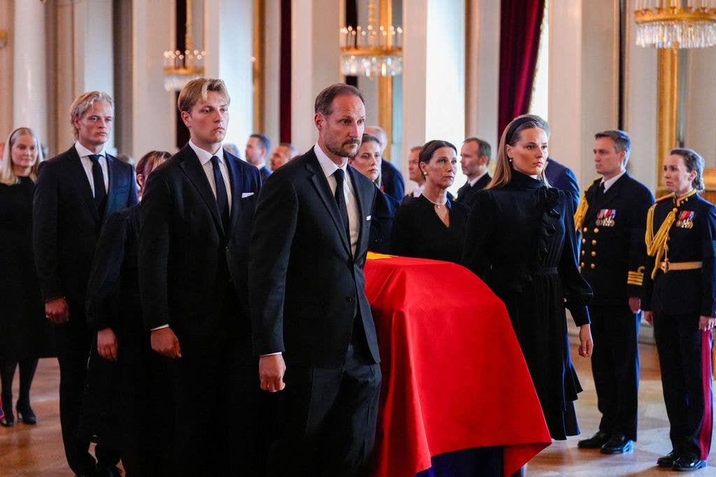 King Harald V's bier is moved from the Red Salon to the Palace Chapel on Monday. The bier is accompanied by King Harald's family and court staff through the historic halls of the Palace. The children, King Haakon, Princess Martha Louise, the grandchildren Crown Princess Ingrid Alexandra, Prince Sverre Magnus, Marius Borg Hoiby, Maud Angelica Behn, Leah Isadora Behn and Emma Tallulah Behn in the Hall of Mirrors. Queen Mette-Marit and Queen Sonja are also in the procession.
Photo: Lise Aserud / NTB / POOL
This text is auto translated