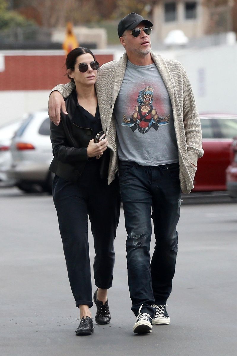 Photo © 2018 Backgrid/The Grosby Group
Spain: Lagencia Grosby
** RIGHTS: WORLDWIDE EXCEPT IN ITALY, UNITED KINGDOM **
EXCLUSIVE
Studio City, March 03, 2018.
Sandra Bullock and Bryan Randall have been dating for 2 1/2 years and it looks like the couple taken their relationship to the next level. Sandra and her beau of over 2 1/2 years were spotted lovingly walking arm in arm while out for a coffee run. Bryan can be seen wearing a brand new gold band on THAT finger. It seems America's sweetheart may have tied the knot once again.