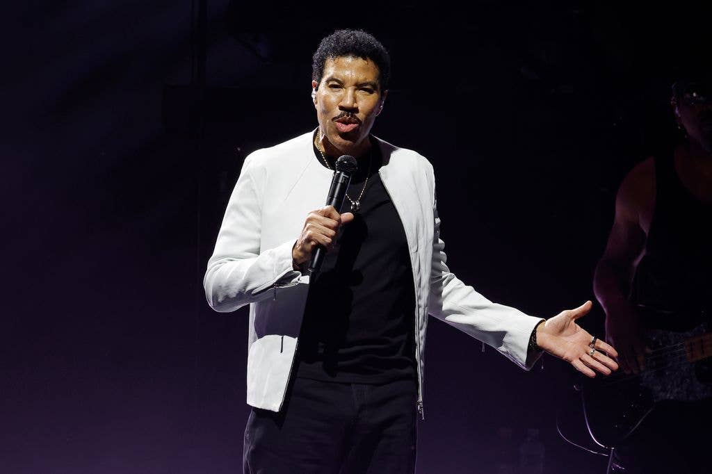 photo of lionel richie with mic