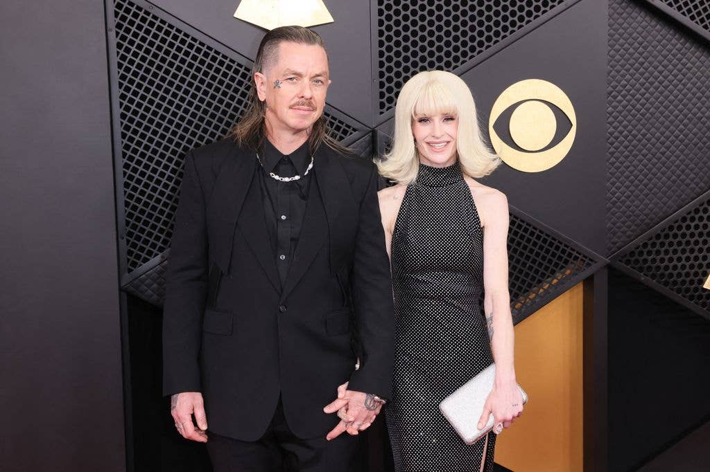 photo of kelly osbourne and sid wilson holding hands
