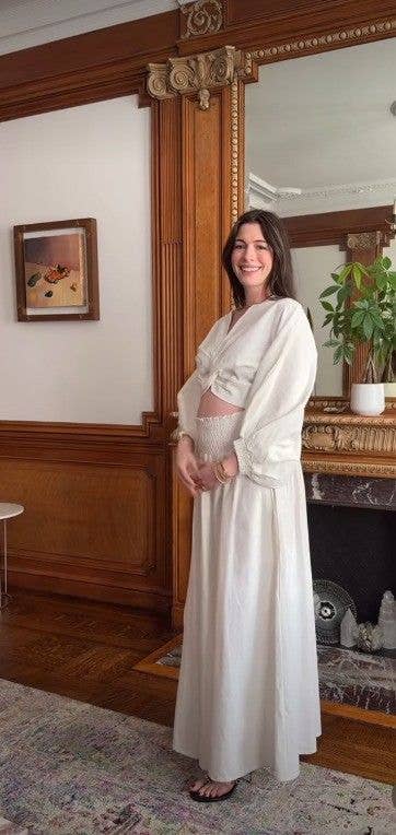 photo of anne hathaway pregnant
