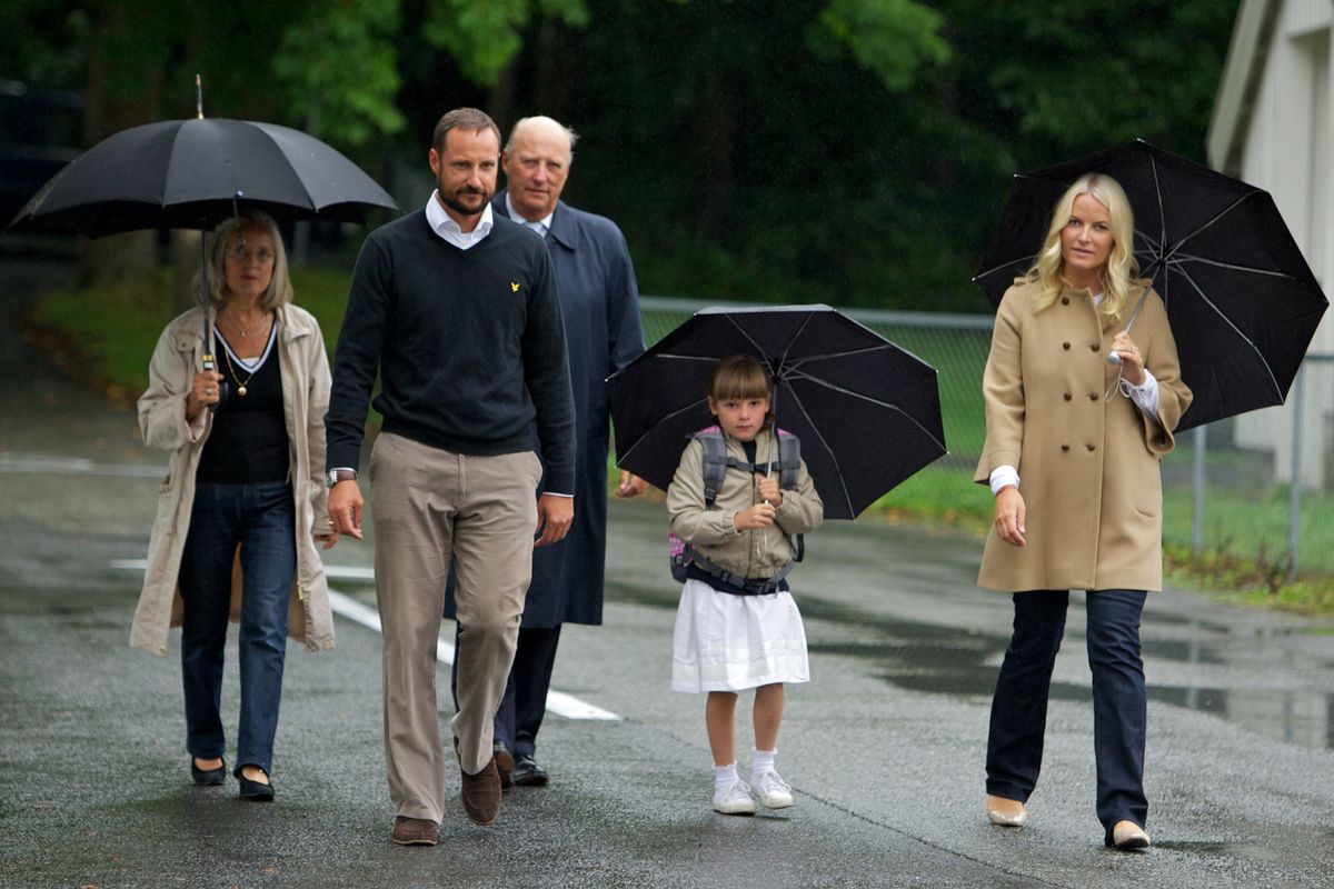 King Harald accompanied his granddaughter, Princess Ingrid, on her first day of school. Also with them was Mette-Marit's mother, who has always held a place in the Norwegian court.