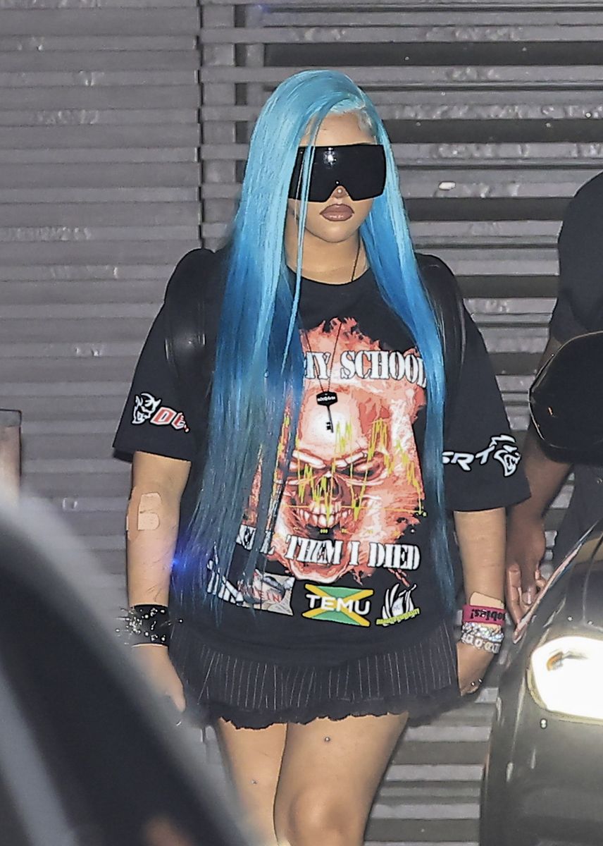 Photo © 2026 Backgrid/The Grosby Group
EXCLUSIVE
Malibu, CA, July 29, 2026
North West was spotted leaving Nobu Malibu after dinner with a friend, wearing a black graphic T-shirt, a pleated mini skirt, studded boots, oversized futuristic sunglasses, and layered jewelry. She styled her vibrant blue hair and appeared to display dermal piercings on her thighs, along with bandages on her forearm and wrist and scars on her fingers.***North West fue vista saliendo del restaurante Nobu Malibu tras cenar con un amigo, luciendo una camiseta negra con estampado gráfico, una minifalda plisada, botas con tachuelas, gafas de sol futuristas extragrandes y joyas superpuestas. Lucía el cabello teñido de azul vibrante y mostraba lo que parecían ser piercings dermales en los muslos, además de vendas en el antebrazo y la muñeca, y cicatrices en los dedos.