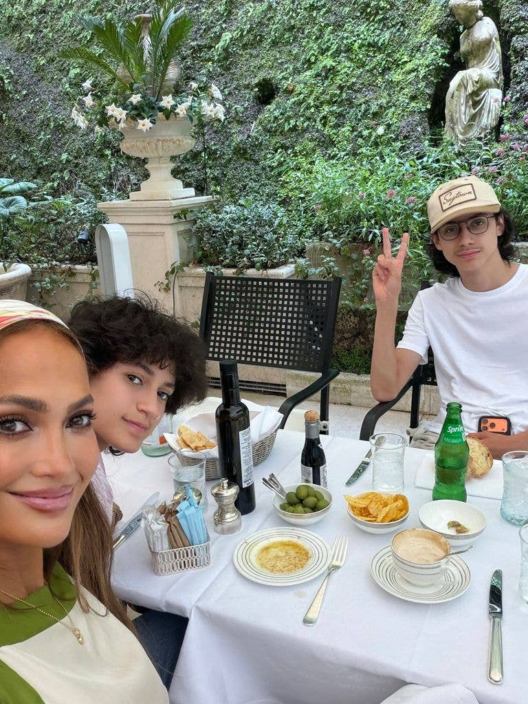 JLo and kids eating dinner outside in Italy