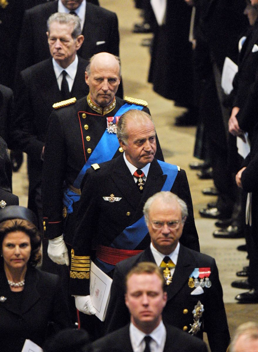 King Carl Gustaf was among the first to send his condolences to the Norwegian Royal Family, to whom he is bound by ties of blood and deep friendship. 