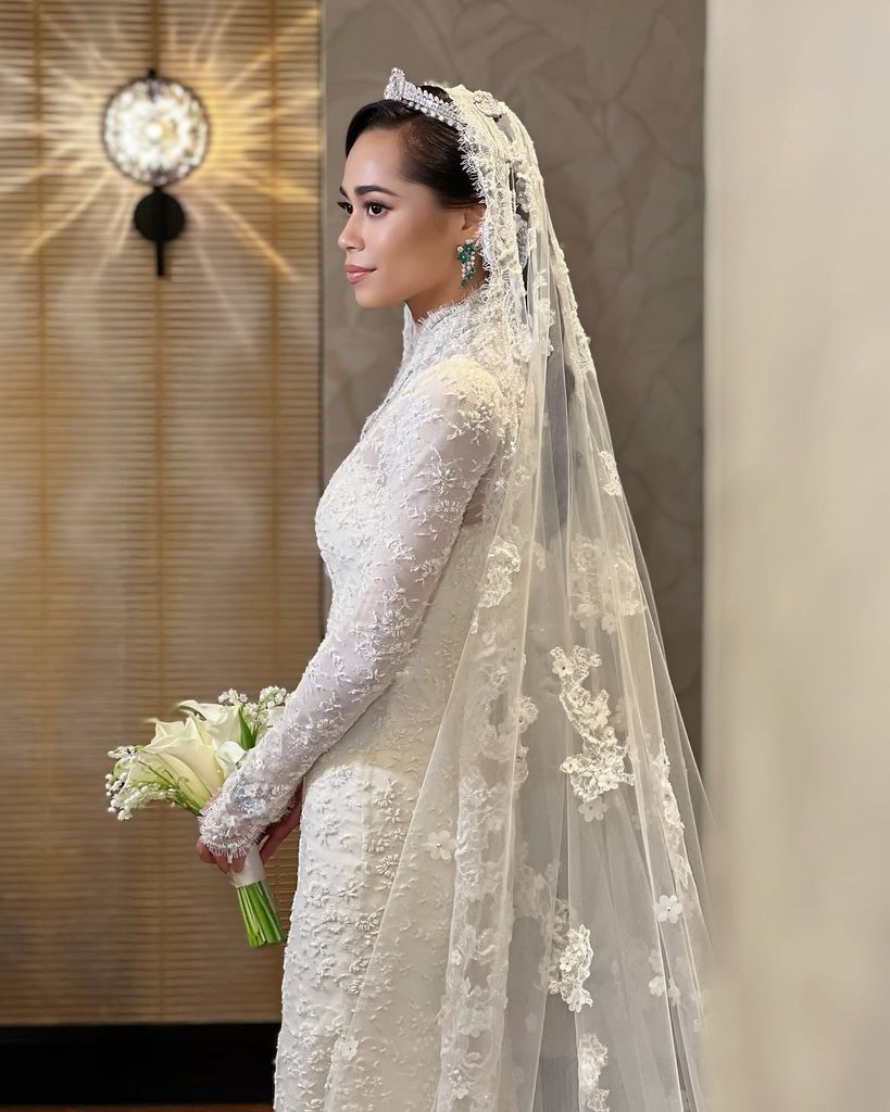 The bride dazzled in an intricately crafted lace wedding gown that showcased botanical embroidery and timeless royal elegance.