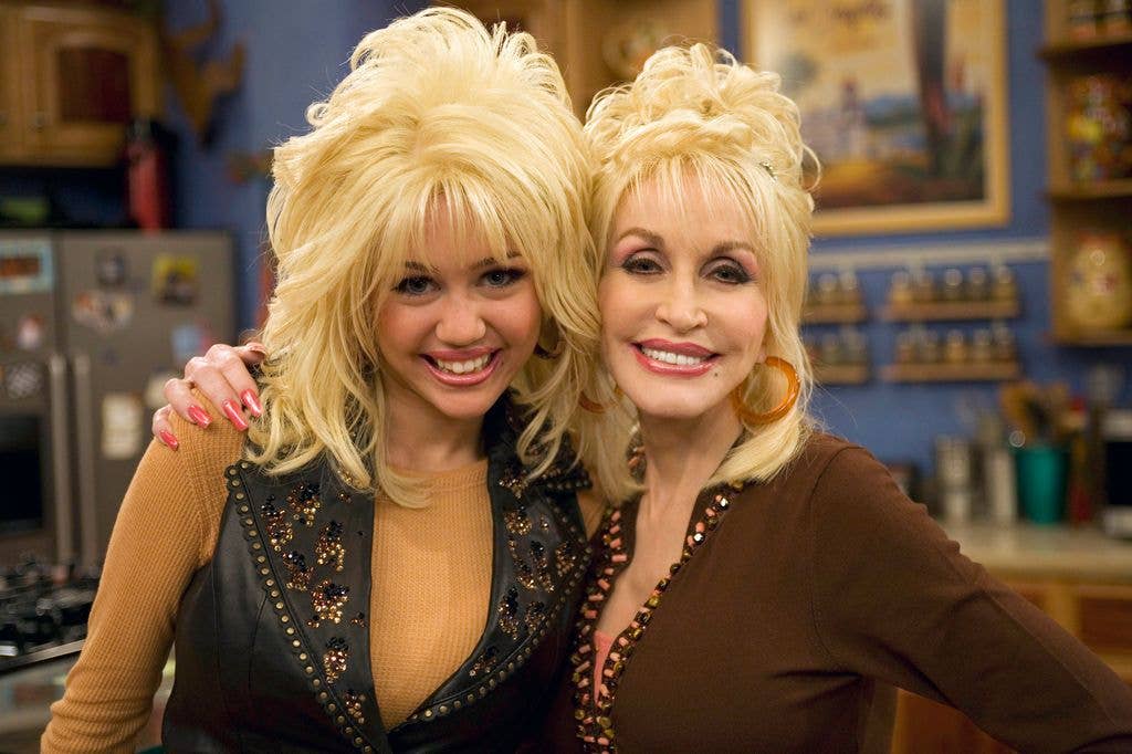 HANNAH MONTANA - "I Will Always Loathe You" - Miley is being awarded Female Artist of the Year and has invited the two most influential women in her life to be there when she accepts it. The only problem is that these women -Â Mamaw and Aunt Dolly - have been feuding for years and can't stand each other. It's up to Miley to show them how ridiculous they look always bickering with each other, on "Hannah Montana."