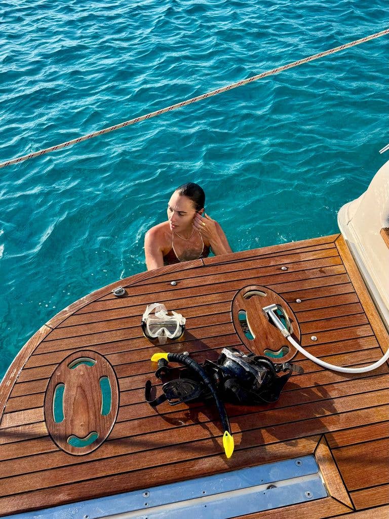 gal gadot bikini boat