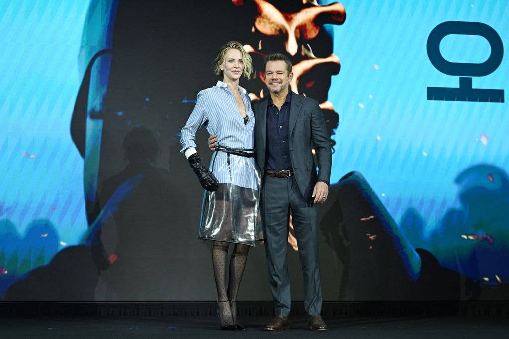 Matt Damon (R) poses with Charlize Theron