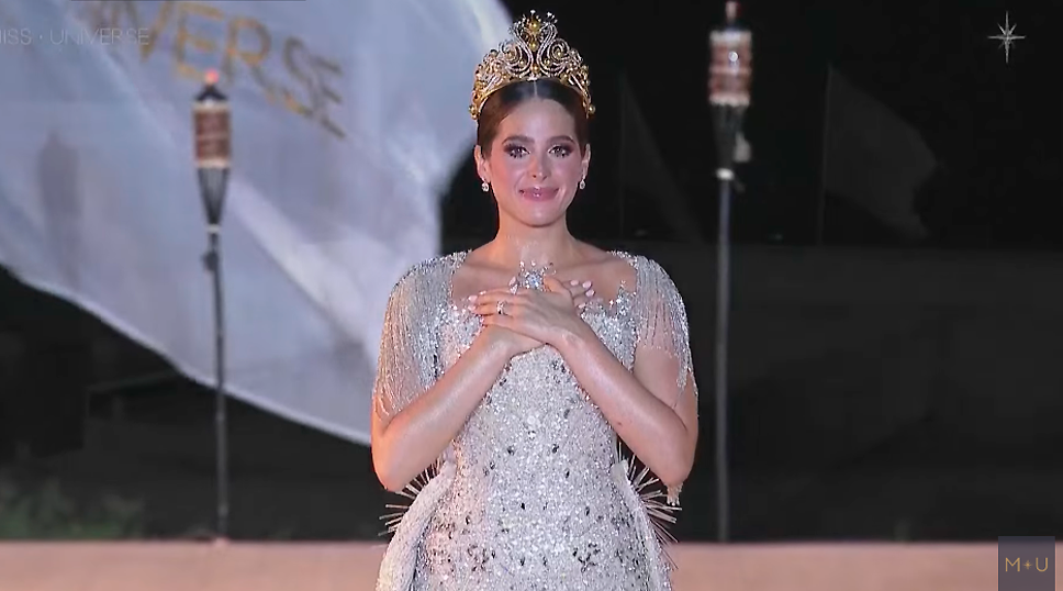 Fátima Bosch takes her final walk as Miss Universe Mexico before handing the crown to her successor.