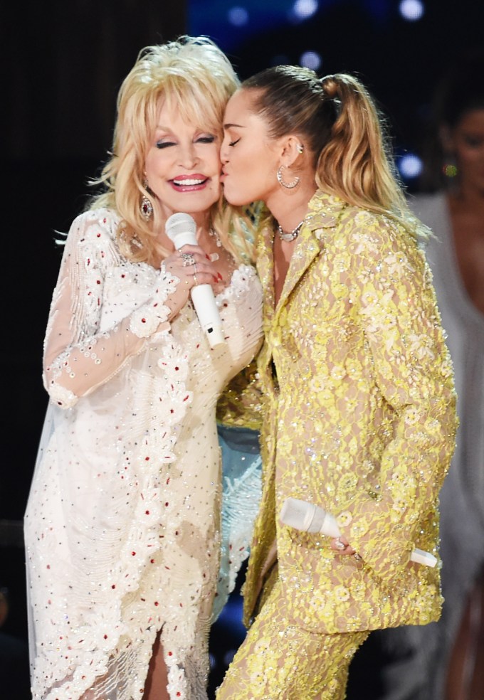 Miley Kissing Dolly’s Cheek After Performing