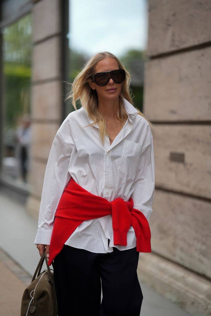 Mirja Klein gives her waist a little definition thanks to a lightweight red knit tied around her middle
