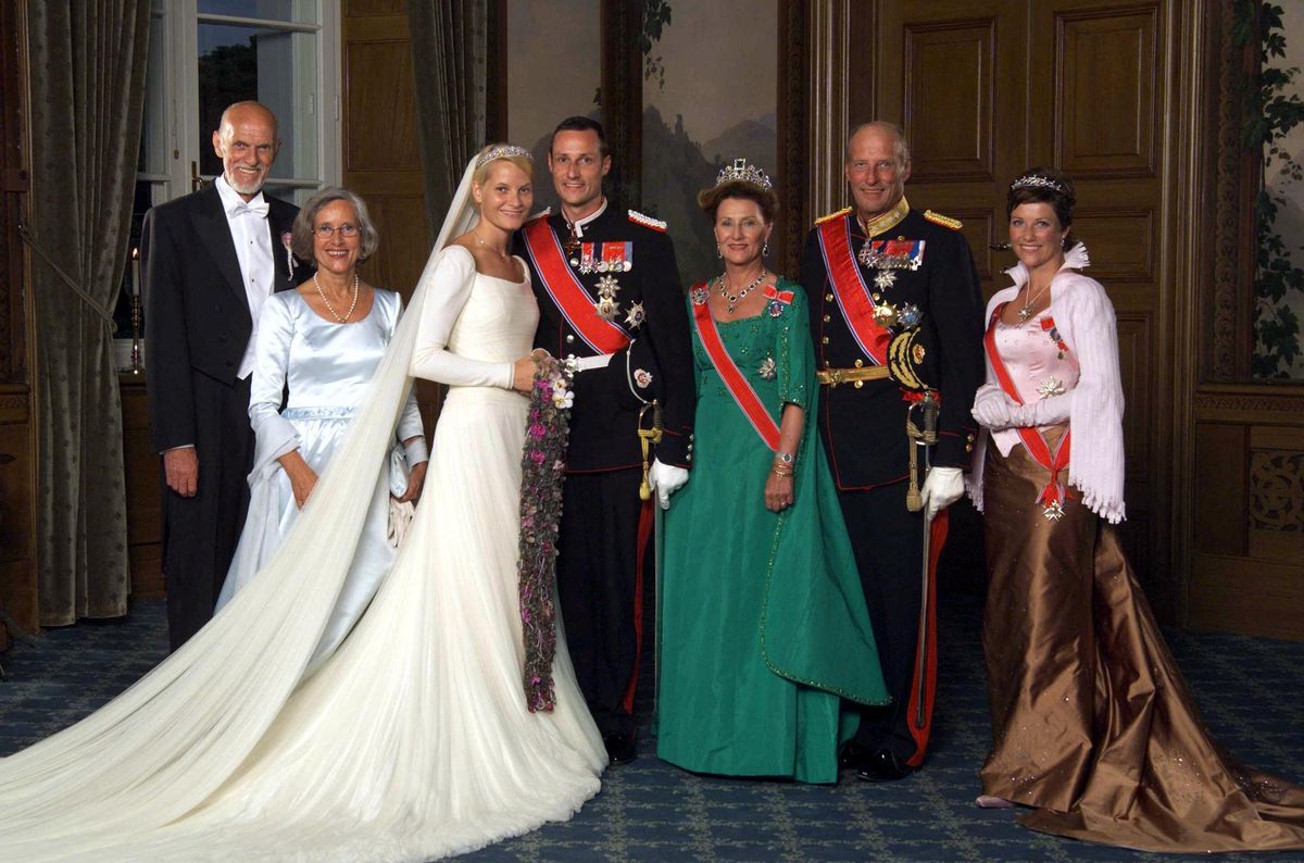 Newlyweds His Royal Highness Norwegian crown prince Haakon (4th left) and princess Mette-Marit (3rd left) pose for the photographer at the royal castle in Oslo with (from left) Sven O. Hoeiby, Marit Tjessem, parents of Mette-Marit, Norwegian Queen Sonja, King Harald and princess Martha Louise.