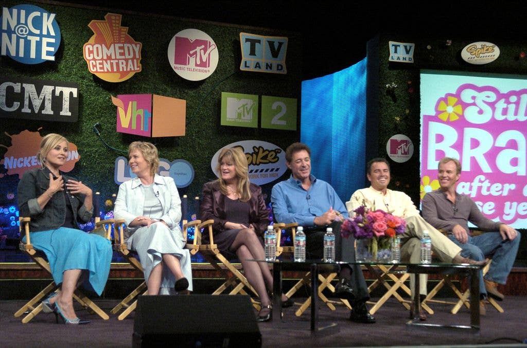 Maureen McCormick, Eve Plumb, Susan Olsen, Barry Williams, Christopher Knight and Mike Lookinland on stage.