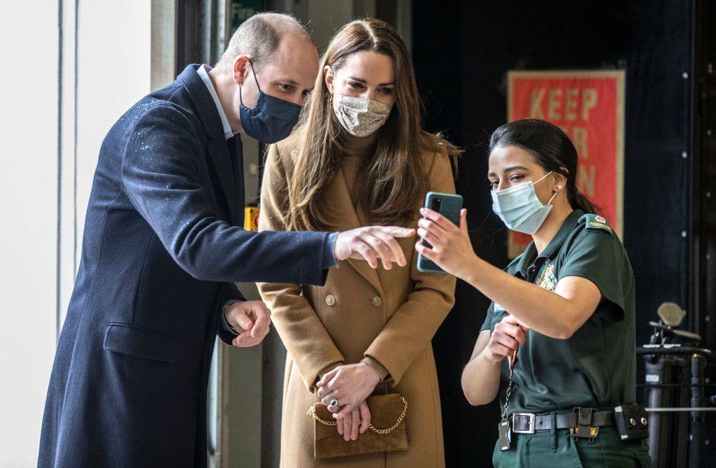 princess kate prince william pointing to phone