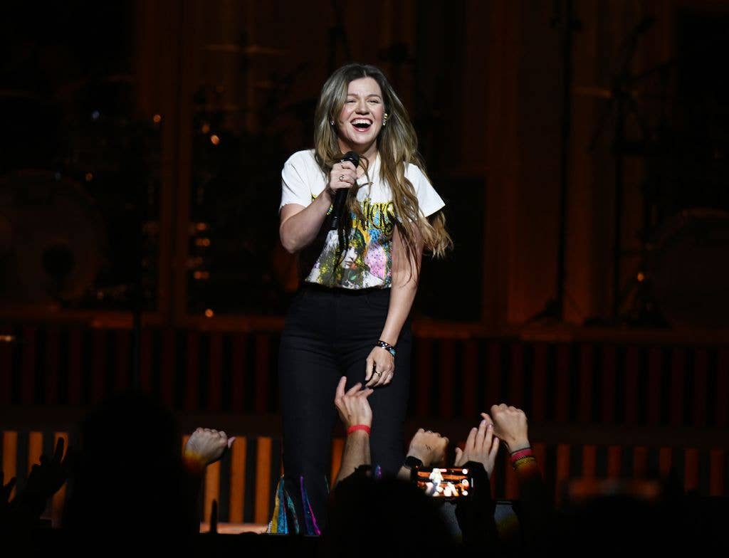 Kelly Clarkson kicks off new Las Vegas residency "Kelly Clarkson: Studio Sessions" 