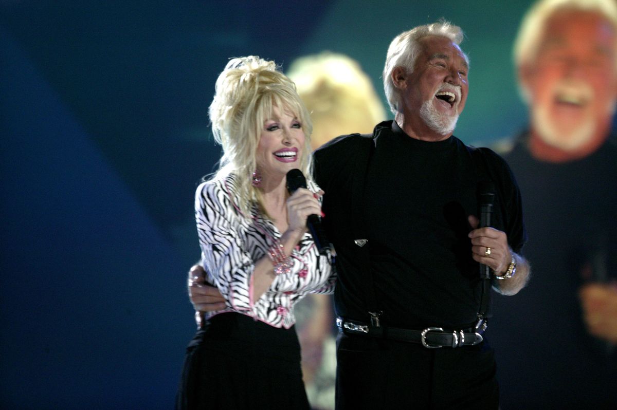 Dolly Parton and Kenny Rogers perform their hit duet "Islands In The Stream" 
