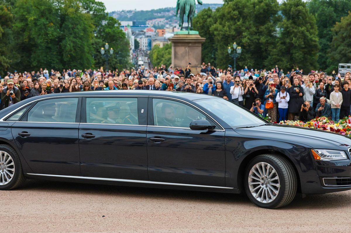 The car of the Royal family passes mourners who gather to pay tribute to King Harald V of Norway who passed away, at the Royal Palace square in Oslo on August 28, 2026. 