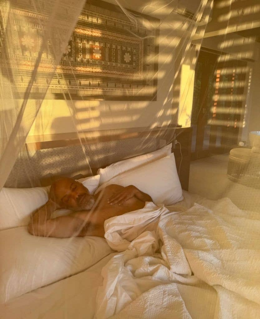 Halle shares an candid photo of fiancé, Van Hunt sleeping