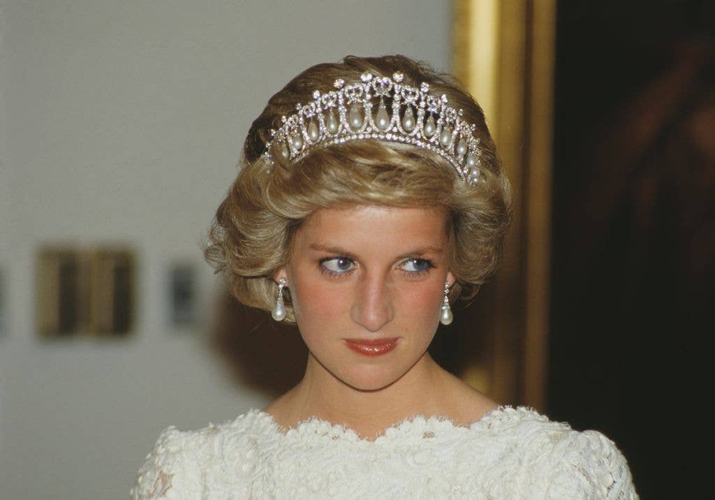 iana, Princess of Wales (1961 to 1997) attends a dinner at the British Embassy in Washington, DC, November 1985. She is wearing an evening dress by Murray Arbeid and the Queen Mary tiara.