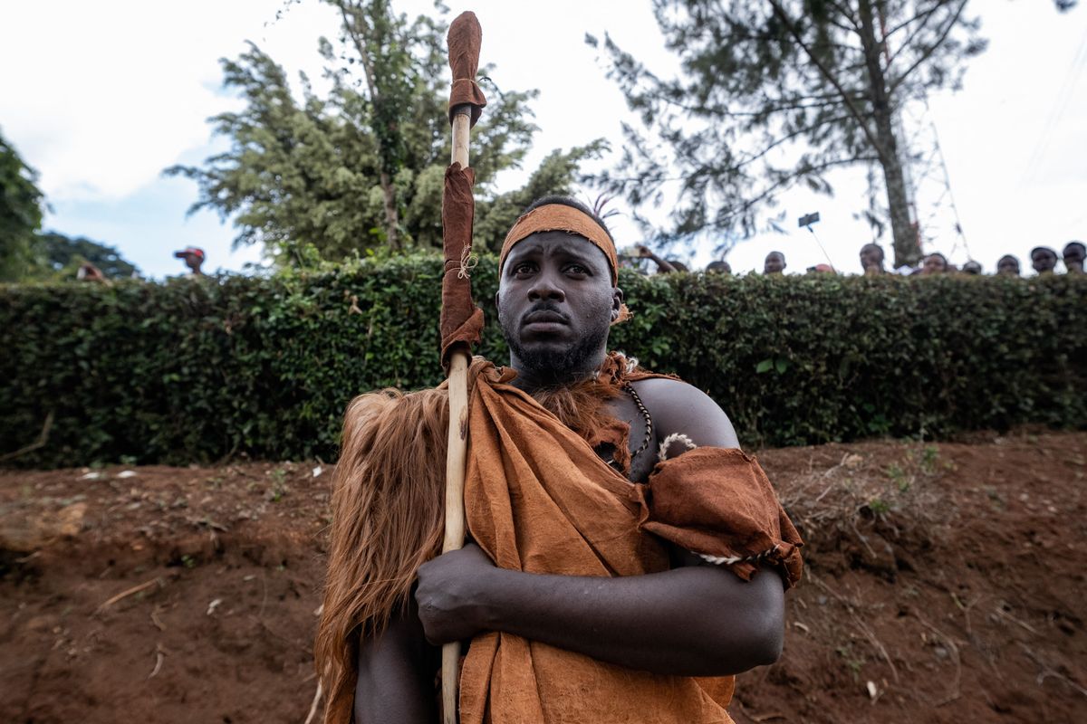A Royal guard to the late Ugandan King Oyo Nyimba Kabamba Iguru Rukidi IV reacts at the passage of the body of his late king