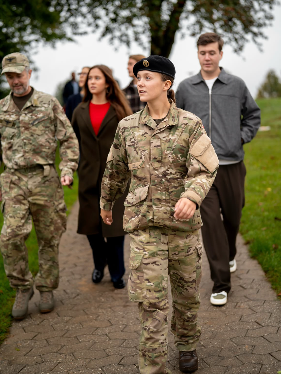 Princess Isabella guided her family around the Guard Hussar Regiment’s barracks in Slagelse.