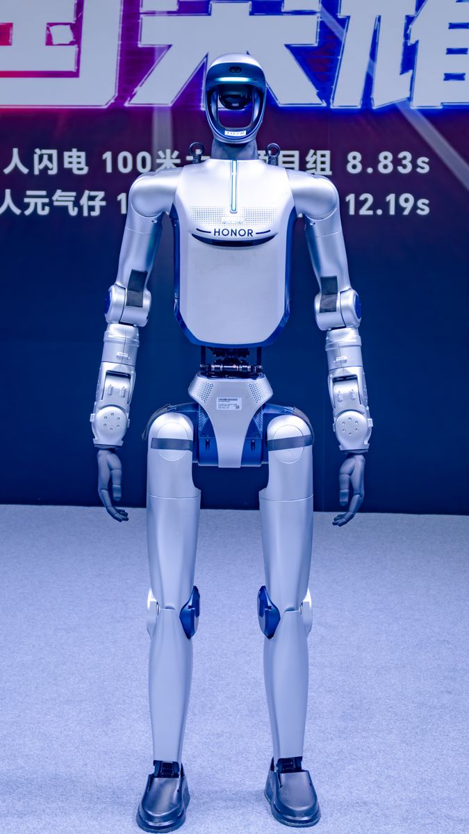 Two humanoid robots are displayed at the Glory Zone of the 21st China International Small and Medium Enterprises Fair