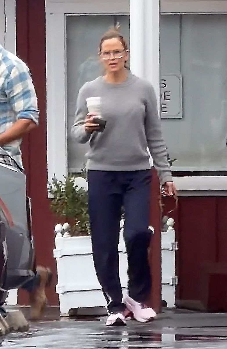 She was also seen carrying a drink and her keys