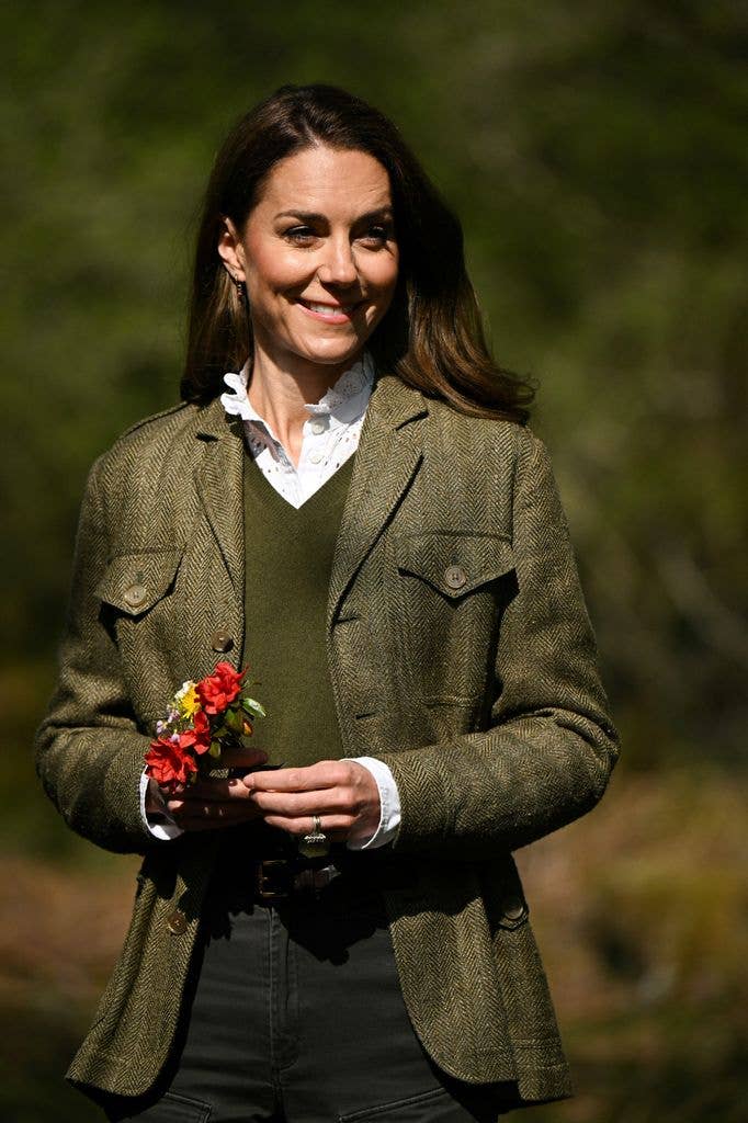 princess kate holding posy of flowers 