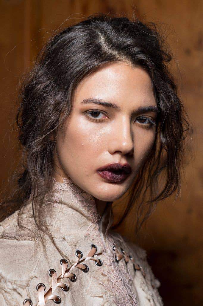 model with messy hair 