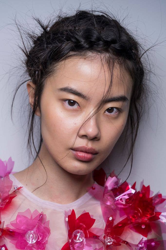 model with messy hair 