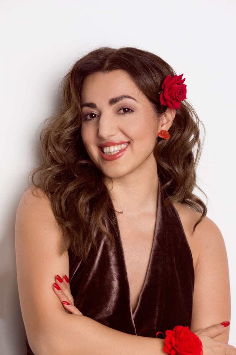 Russian singer Regina Roskina draws attention performing Miriam Cruz merengue in Moscow as Dominican music finds a growing audience across Russia.