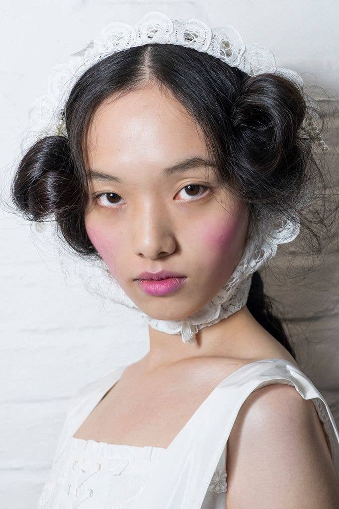 model with messy hair 