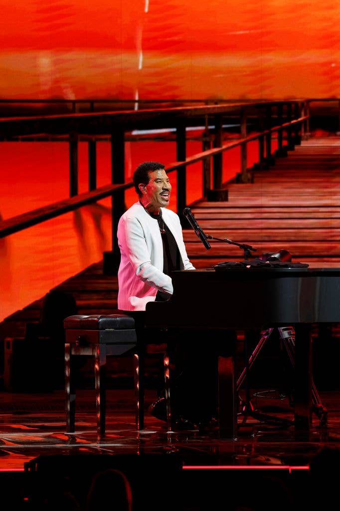 lionel richie sitting piano