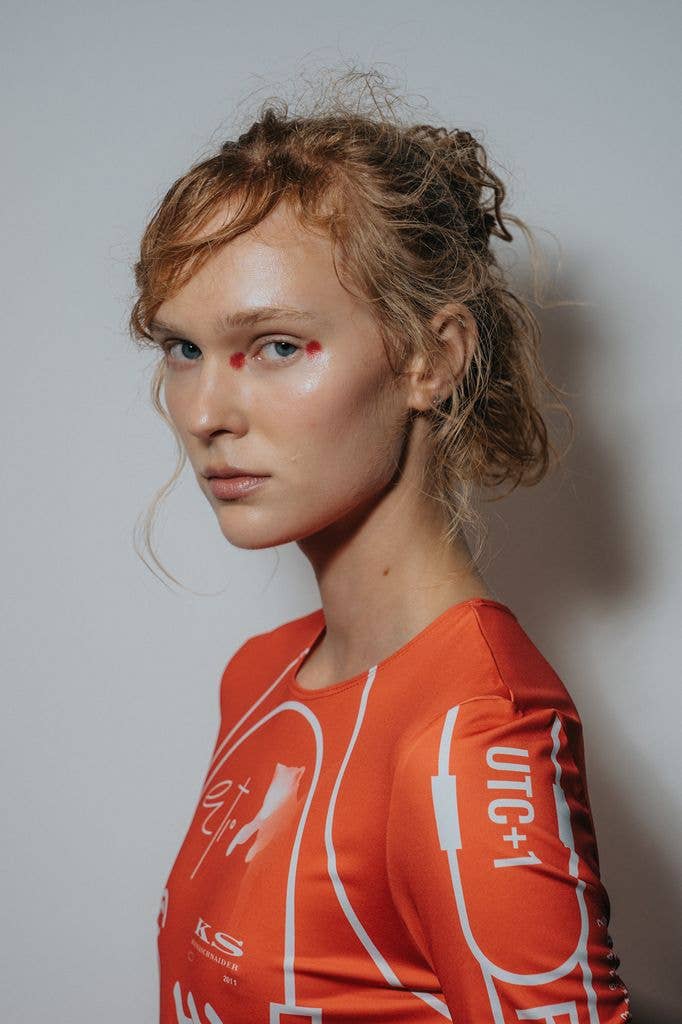model with messy hair 