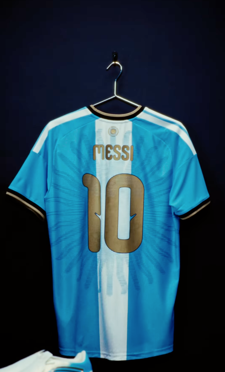
The Messi jersey for the farewell game keeps Argentina’s instantly recognizable sky-blue and white identity while adding several details tied directly to the captain.