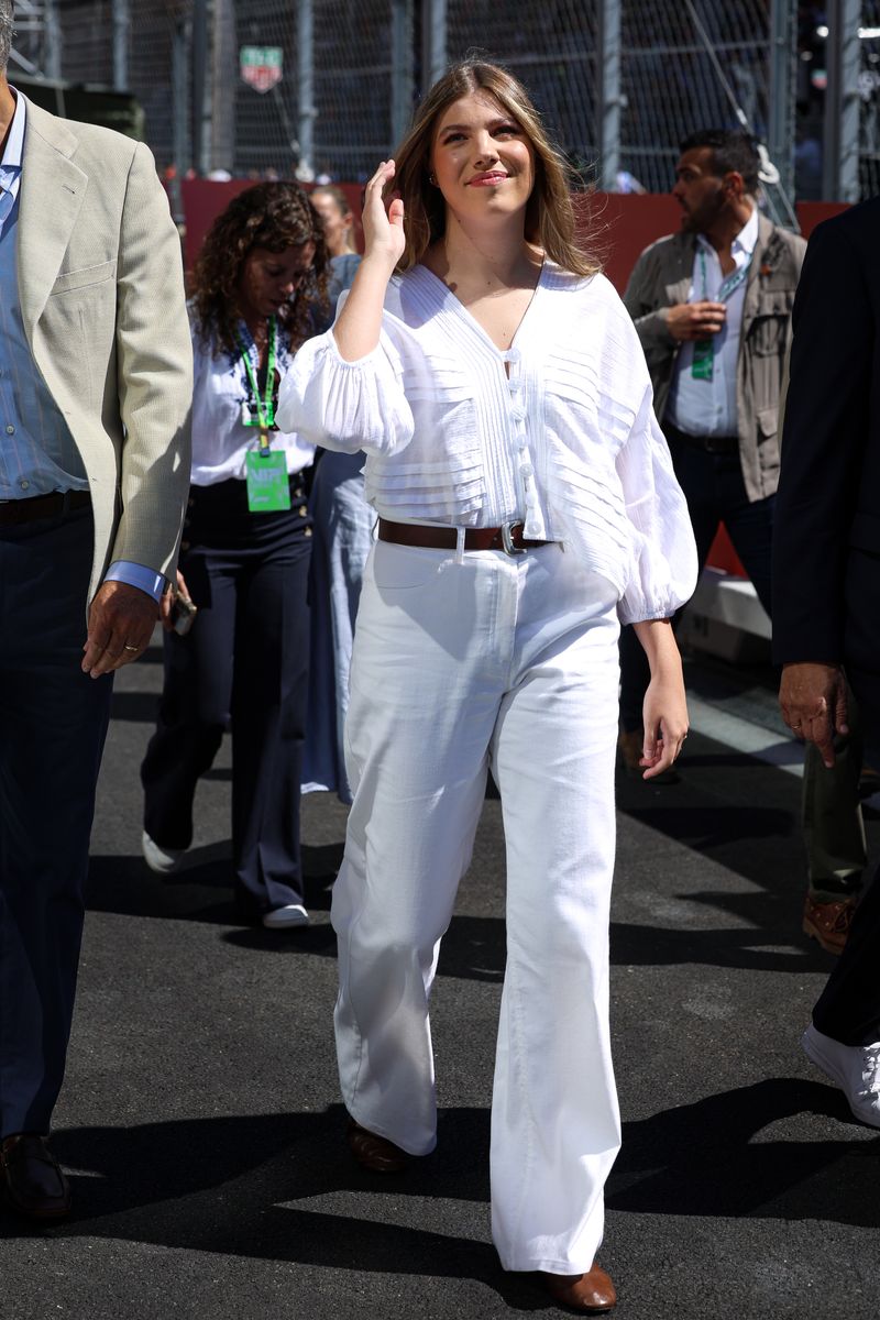 Infanta Sofía embraces head-to-toe white for the occasion, finishing her paddock look with a brown leather belt and matching clutch.