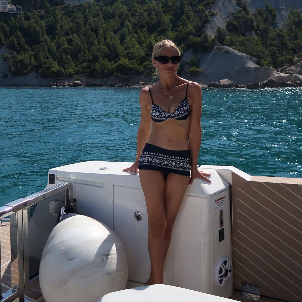 Sarah Michelle Gellar poses on boat in French Riviera