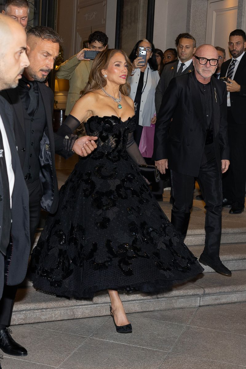 A colorful pendant necklace brought a striking pop of color to Jennifer's otherwise all-black ensemble.