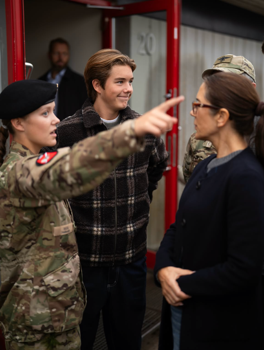 King Frederik, Queen Mary, Crown Prince Christian, Prince Vincent and Princess Josephine visited Isabella at the barracks.