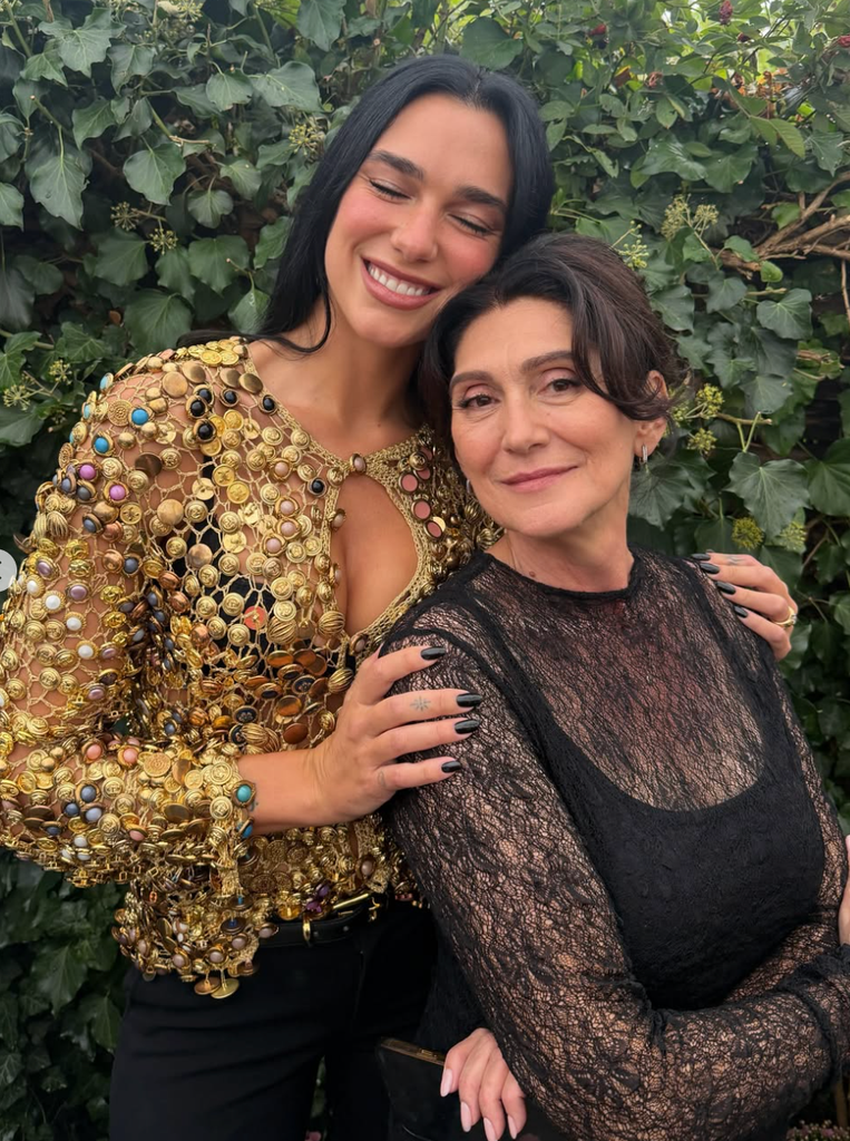 Dua poses with another guest