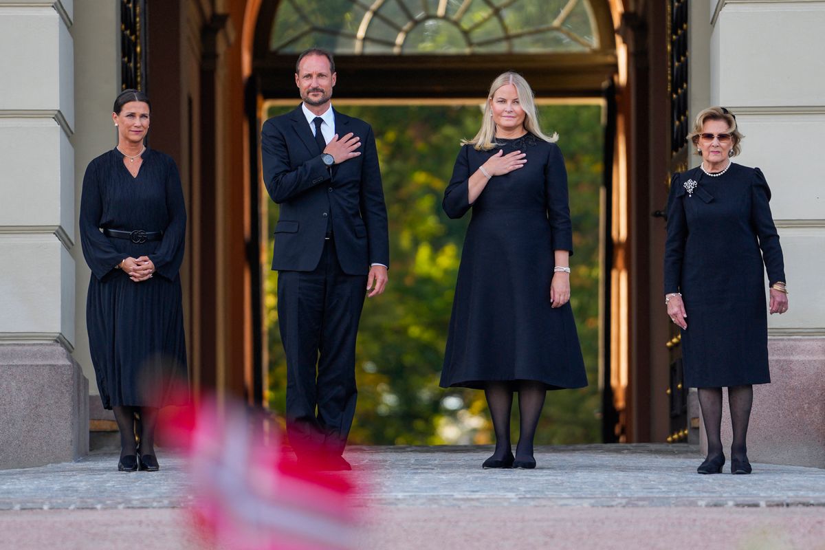 (LtoR) Princess Maertha Louise of Norway, King Haakon VIII of Norway, Queen Mette-Marit of Norway and Queen Sonja of Norway react as they arrive at the Palace Square to greet the crowd and look at the flowers and tributes that mourners have laid down in Oslo on August 31, 2026, four days after the death of King Harald V.