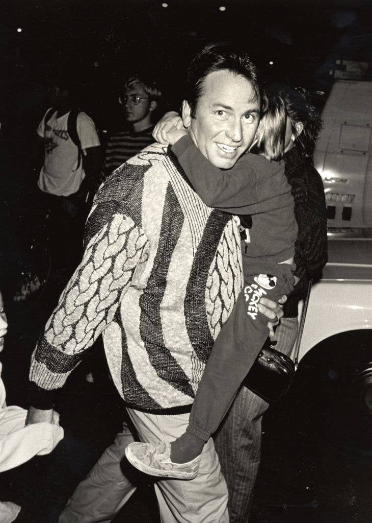 John Ritter leaves Cirque Du Soleil in 1989, holding one child and pulling another by the hand.