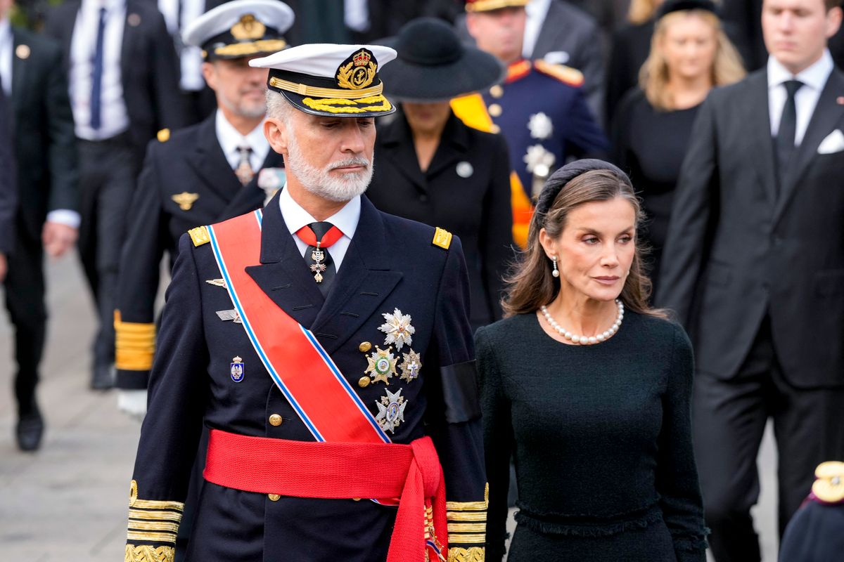 The red sash of Norway’s Order of St. Olav crosses Felipe VI’s chest, while his Captain General’s sash is worn around his waist.