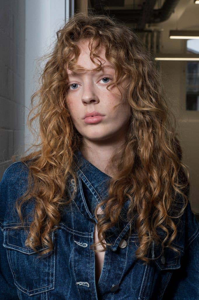 model with messy hair 