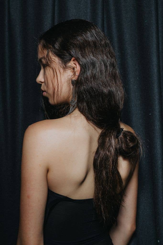 model with messy hair 