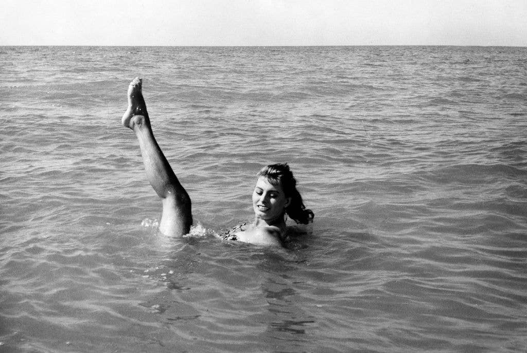 Loren, Sophia *20.09.1934- Schauspielerin, Italien(eigentl. Sofia Scicolone)- badet im Meer und streckt ein Bein in die Luft in dem Film 'Schade, dass Du eine Kanaille bist' (Peccato che sia una canaglia), Regie: Alessandro Continenza, Italien- 1955