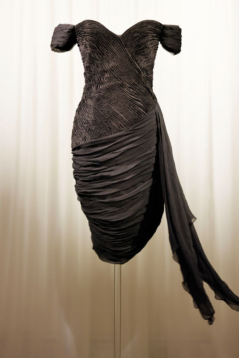 The off-the-shoulder dress features a pleated bodice, fitted chiffon skirt and side-swept train and is estimated at 150,000 to 300,000.